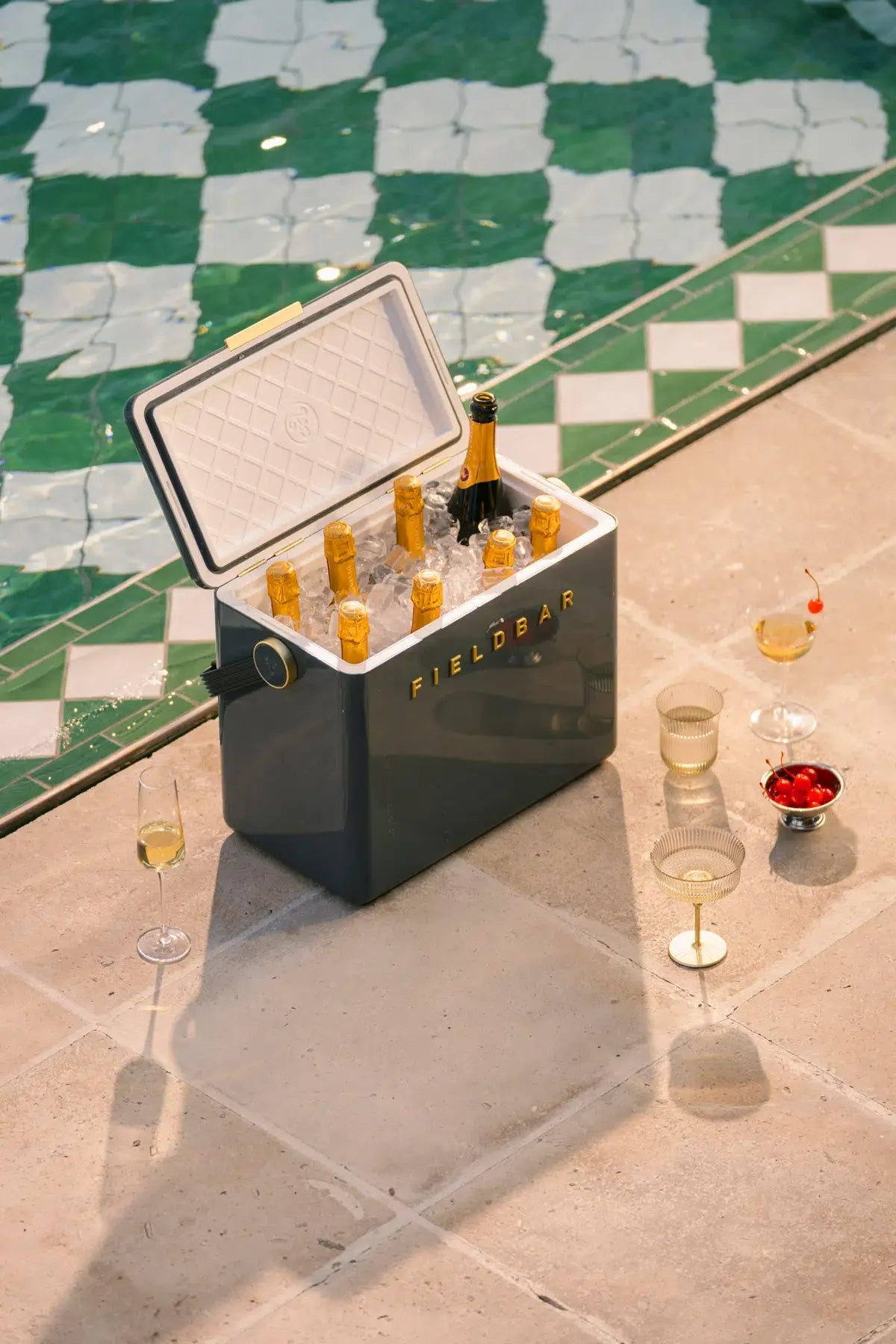 Fieldbar cooler with champagne bottles by a poolside